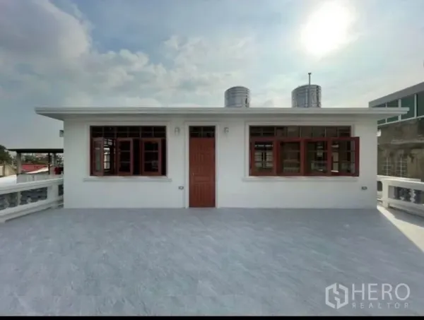 บ้าน ขายในKhlong San, Bangkok - ดาดฟ้ากว้าง พร้อมราวระเบียง ถังเก็บน้ำสแตนเลส และท้องฟ้าเปิด