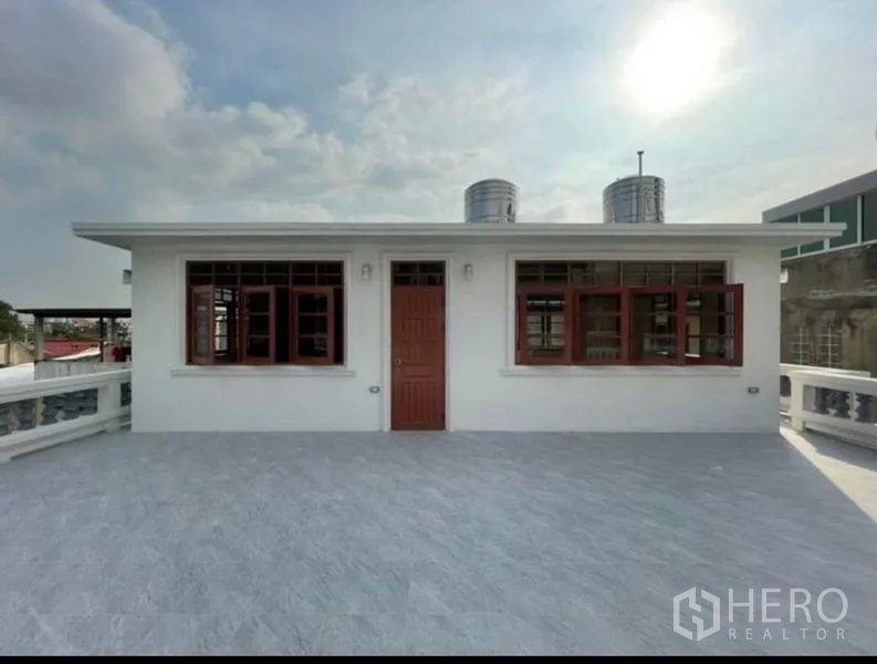 บ้าน ขายในKhlong San, Bangkok - ดาดฟ้ากว้าง พร้อมราวระเบียง ถังเก็บน้ำสแตนเลส และท้องฟ้าเปิด