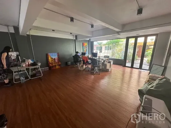 สำนักงานที่บ้าน ให้เช่าในSathon, Bangkok - โซนทำงานสว่างพร้อมประตูบานเลื่อนเปิดสู่ลานสวนขนาดเล็ก