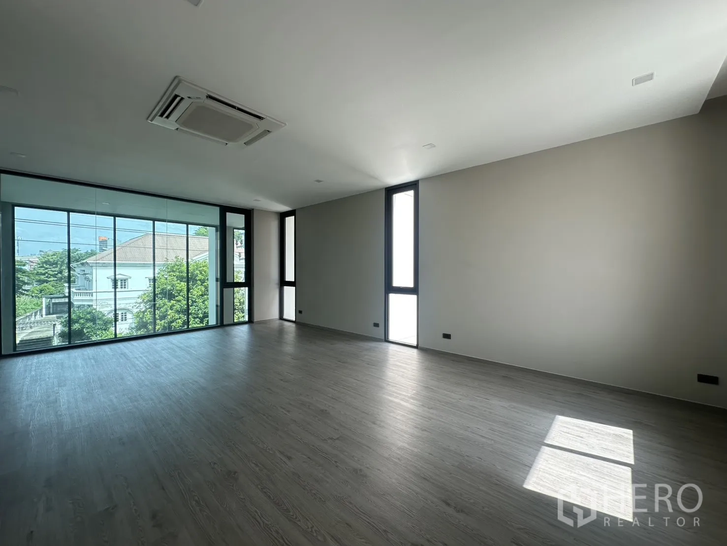 Home Office for rent or sale in Suan Luang, Bangkok - Generous room with wood-style flooring and ceiling cassette AC.