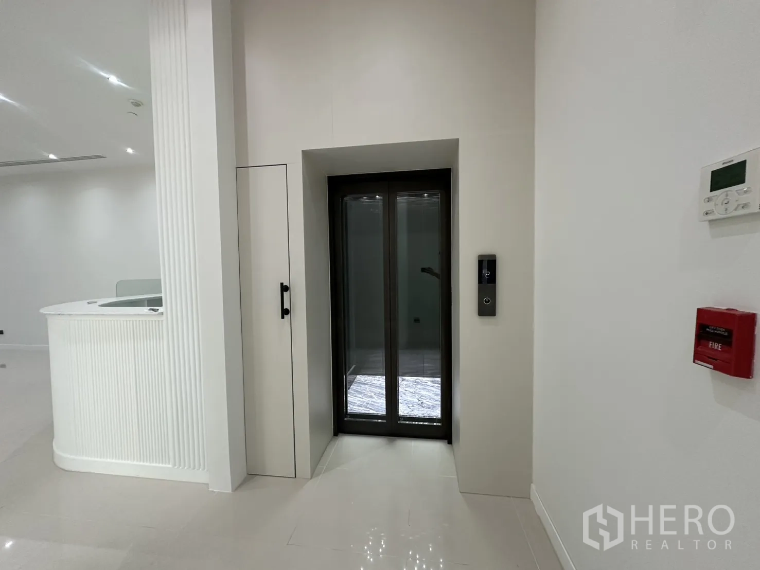 零售空间 出租 - 客梯位于弧形接待台旁。