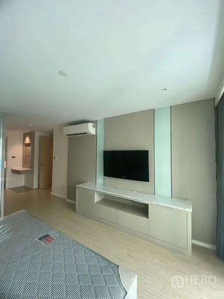 อพาร์ทเมนท์ ให้เช่าในWatthana, Bangkok - ผนังห้องนอนติดทีวีเหนือชั้นวางยาว เครื่องปรับอากาศแบบแยก และโทนสีเรียบหรู