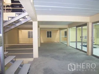 工厂 for rent in Thung Khru, Bangkok - 楼梯平台与室内玻璃隔间。