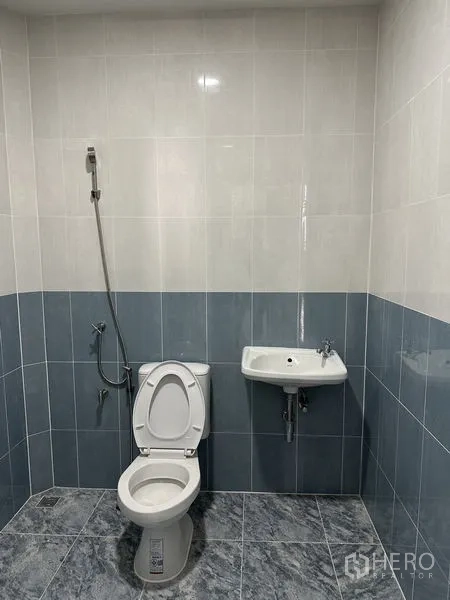 คลังสินค้า ให้เช่าในPak Kret, Nonthaburi - ห้องน้ำปูกระเบื้อง สะอาด พร้อมชักโครก อ่างล้างมือ และสายฉีด