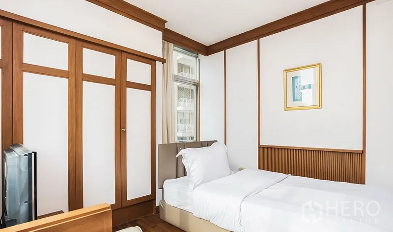 公寓 出租在Pathum Wan, Bangkok - 次卧室，单人床、内置衣柜与窗户。