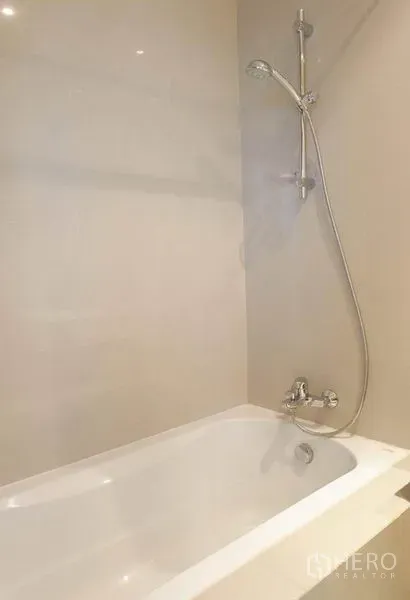 คอนโด ให้เช่าในBangkok - ห้องน้ำสะอาดพร้อมอ่างอาบน้ำและฝักบัวมือถือ