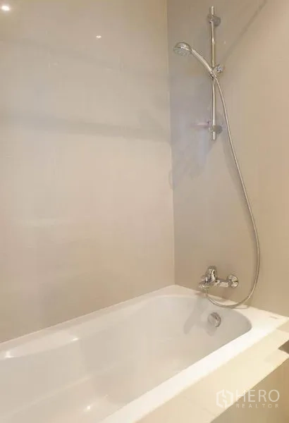 คอนโด ให้เช่าในBangkok - ห้องน้ำสะอาดพร้อมอ่างอาบน้ำและฝักบัวมือถือ