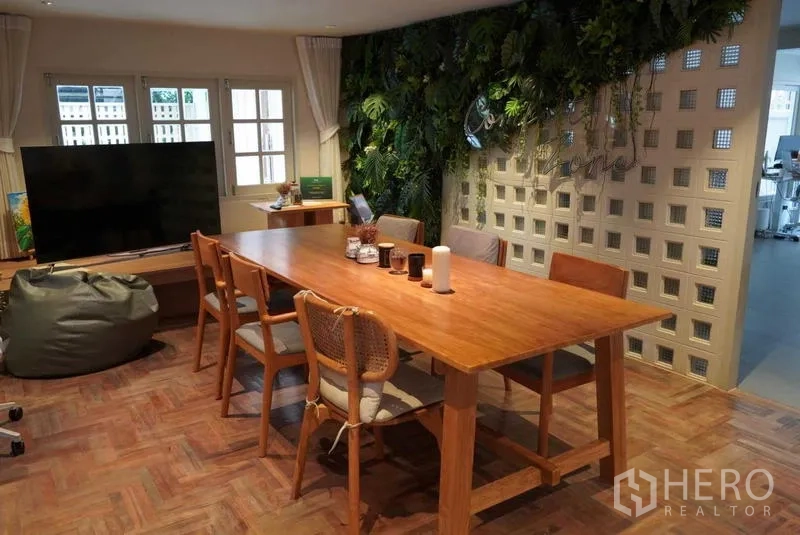 บ้าน ให้เช่าในWatthana, Bangkok - พื้นที่รับประทานอาหาร/ประชุม โต๊ะไม้ยาวและผนังสวนแนวตั้ง