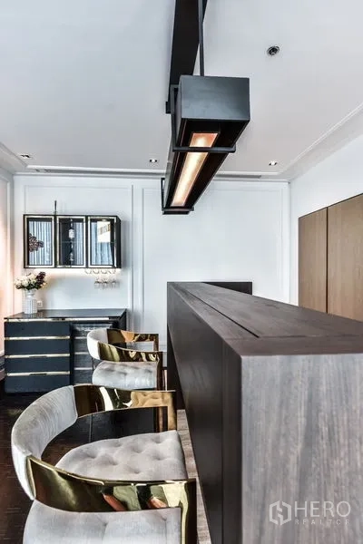 公寓 出租在Bang Rak, Bangkok - 早餐吧台特写，现代黑色吊灯与绒面高脚椅。