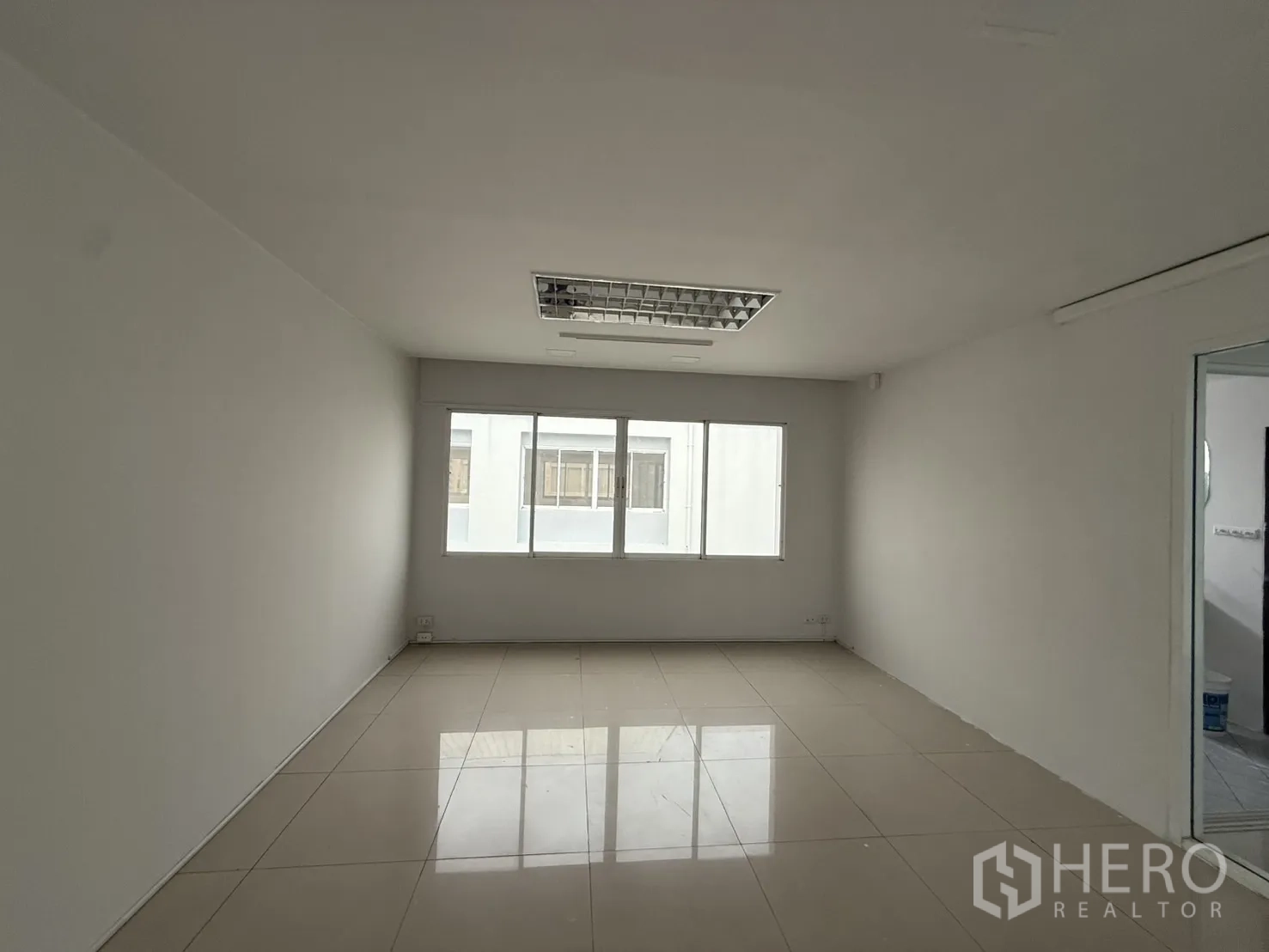 สำนักงาน ให้เช่าในBueng Kum, Bangkok - ห้องทำงานขนาดกะทัดรัด มีหน้าต่างและไฟดาวน์ไลท์