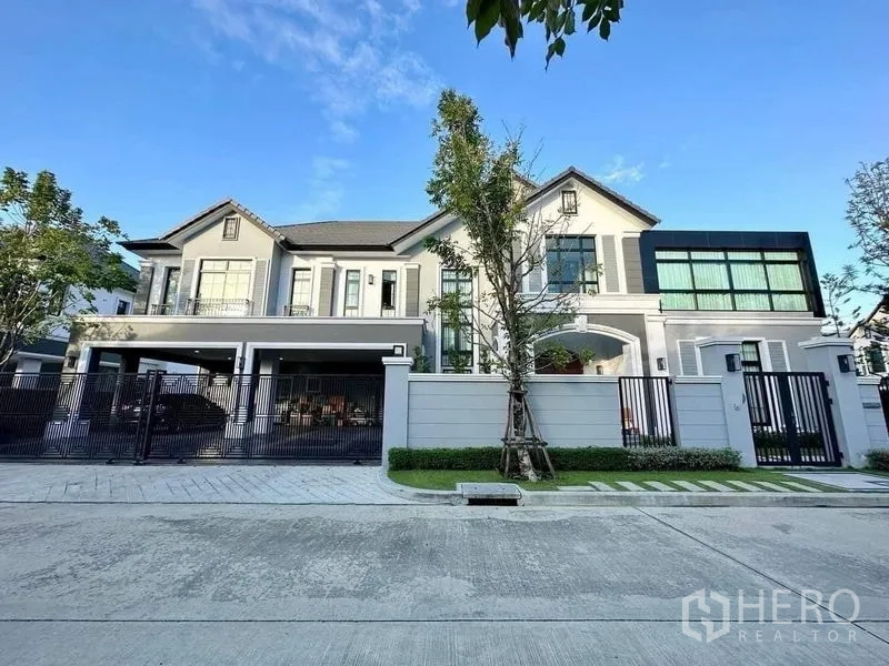 Detached House for sale - Grand two-storey detached house with gated frontage and carport in Thawi Watthana.