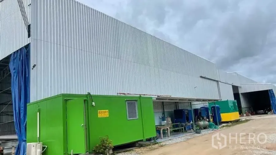 工厂 出售在Nikhom Phatthana, Rayong - 罗勇厂房外立面，金属板墙体，配有便携式设备房与服务区。