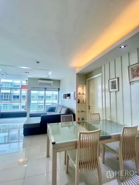 คอนโด for  - มุมรับประทานอาหาร โต๊ะกระจก 4 ที่นั่ง กับไฟเพดานอบอุ่น