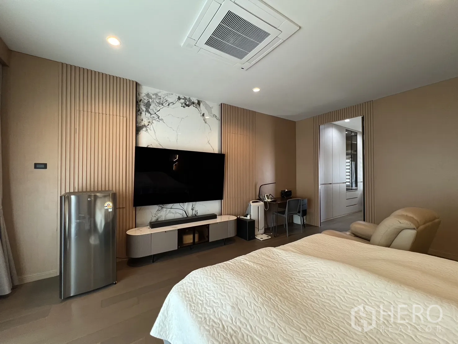 Detached House for rent or sale in Mueang Pathum Thani, Pathum Thani - Master bedroom view toward TV wall and doorway to the walk-in closet.