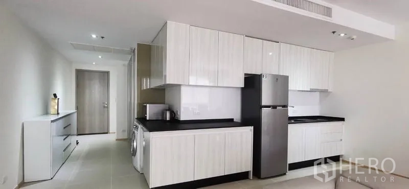 คอนโด ให้เช่าหรือขายในWatthana, Bangkok - มุมครัวสว่าง ตู้เก็บของครบ เครื่องซักผ้าแบบบิวท์อิน และตู้เย็น
