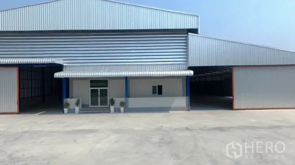 工厂 出租在Mueang Samut Sakhon, Samut Sakhon - 工厂外立面，金属板墙体，宽阔混凝土前院与雨棚入口