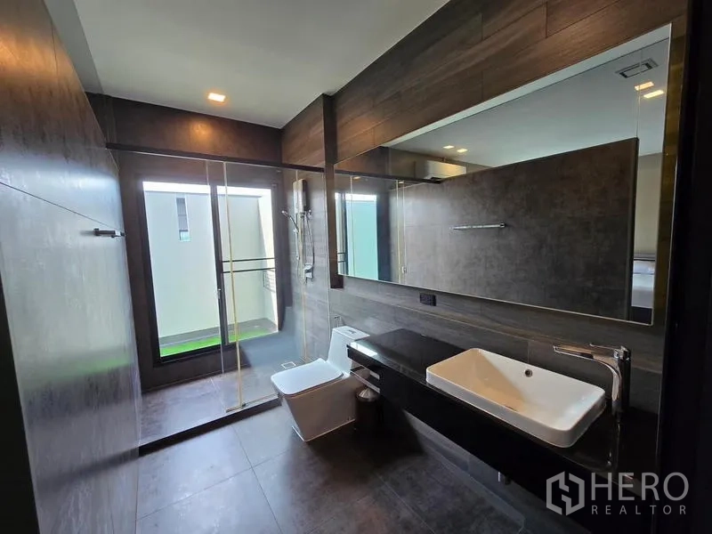 ทาวน์เฮาส์ ให้เช่า - ห้องน้ำสมัยใหม่ เคาน์เตอร์ยาว ฝักบัวกระจก และหน้าต่าง