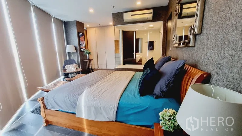 公寓 出售在Watthana, Bangkok - 宽敞主卧，大床与床头灯，可望套内卫浴。