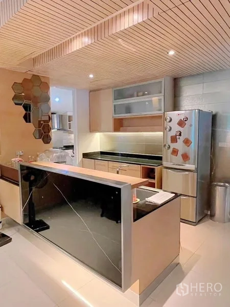 บ้าน ให้เช่าหรือขายในPrawet, Bangkok - ครัวสไตล์โมเดิร์นมีไอส์แลนด์ เพดานระแนงไม้ ท็อปหิน และตู้เย็นสแตนเลส.