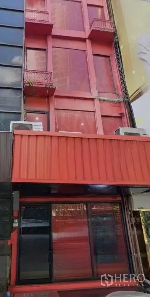 พื้นที่ขายปลีก for rent in Khlong Toei, Bangkok - อาคารพาณิชย์ 4 ชั้น สีแดง หน้าร้านกระจกติดถนนบนสุขุมวิท