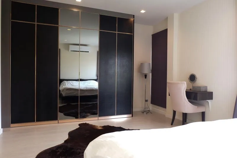 บ้าน ขายในMin Buri, Bangkok - ตู้เสื้อผ้าบิวท์อินเต็มผนังพร้อมบานกระจกในห้องนอนหลัก