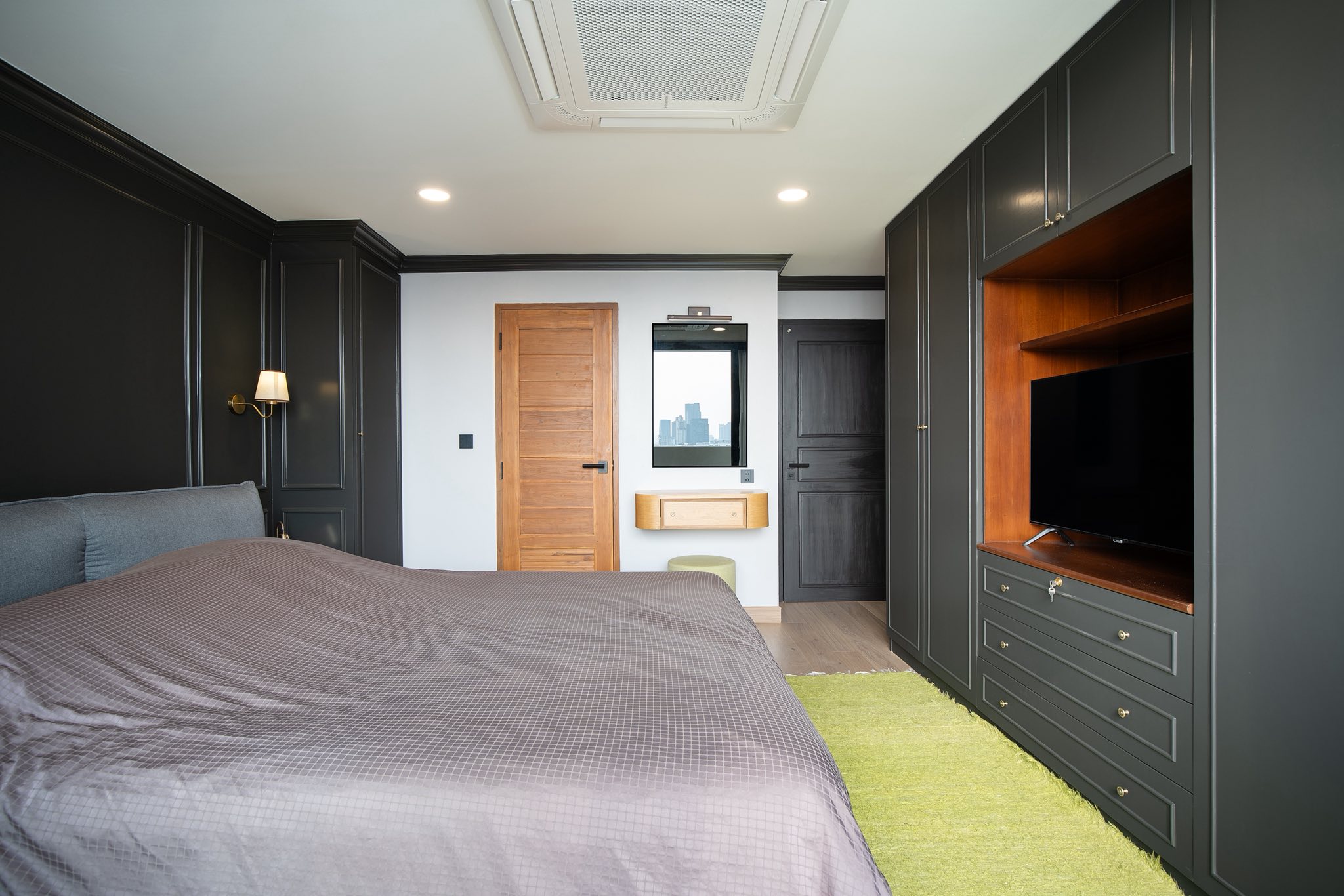 คอนโด ให้เช่าในWatthana, Bangkok - ห้องนอนหลัก ตู้บิลท์อินสีเข้ม ตู้วางทีวี และประตูไม้