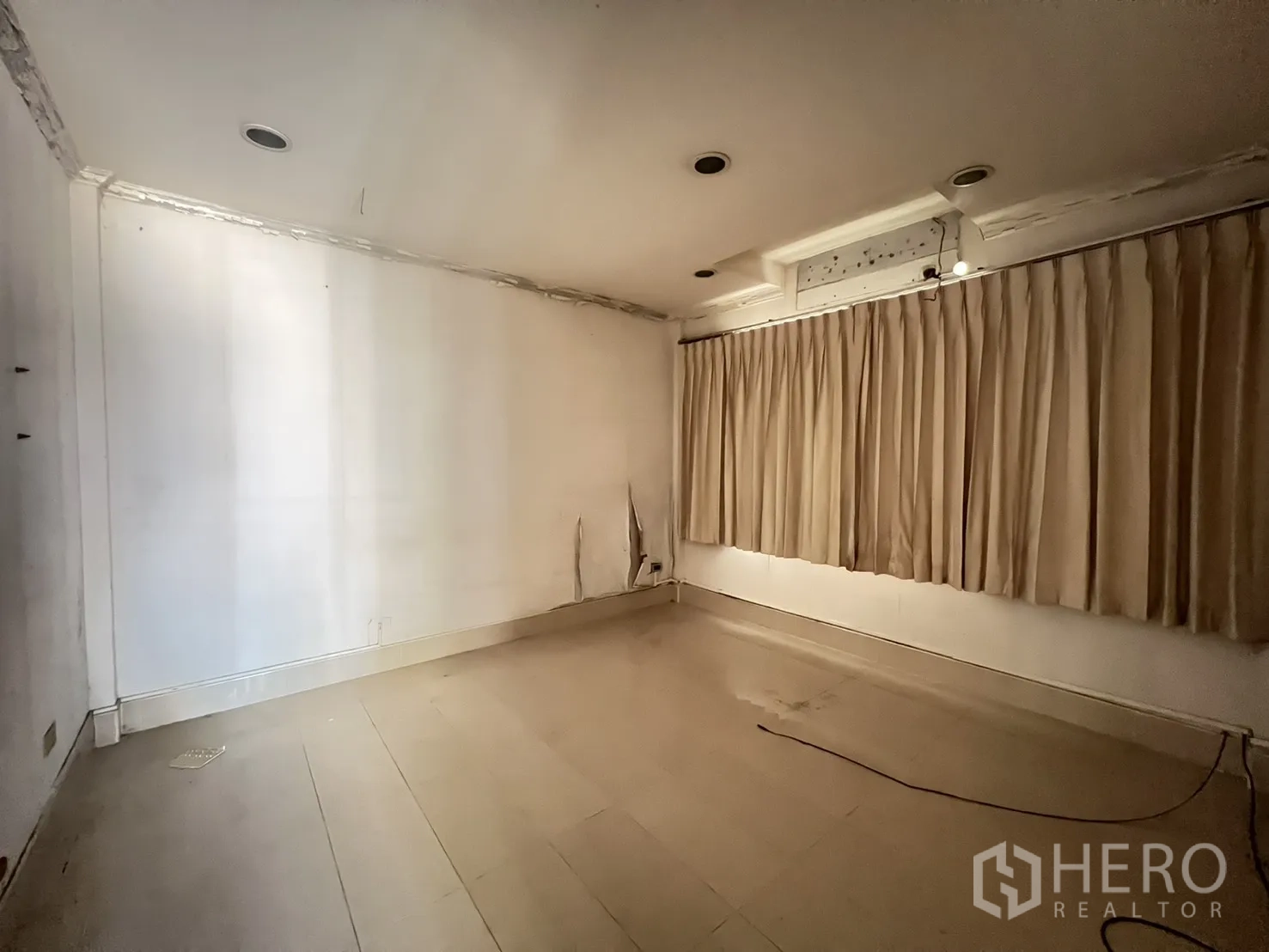 Detached House for sale in Saphan Sung, Bangkok - Empty room with beige curtains, recessed ceiling lights, and bare flooring.