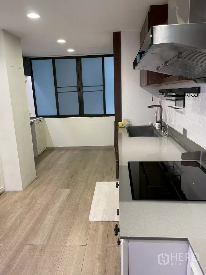 คอนโด ขายในWatthana, Bangkok - ครัวปิดพร้อมเตาไฟฟ้า เครื่องดูดควัน อ่างล้างจาน และหน้าต่างกระจกฝ้า