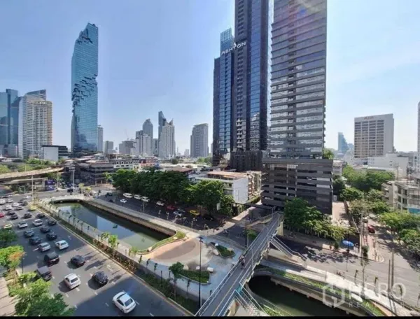 公寓 出租在Bang Rak, Bangkok - 从公寓俯瞰沙吞—是隆天际线与繁忙道路，可见马哈纳空大厦。