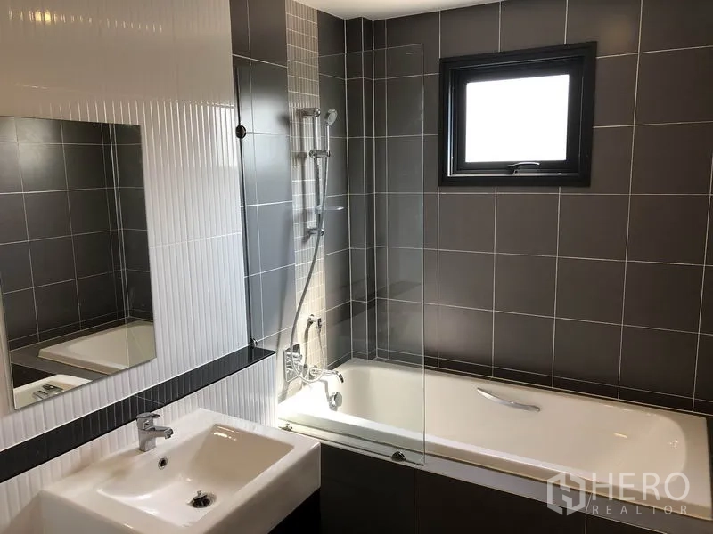 独立式住宅 出租在Prawet, Bangkok - 现代卫浴，浴缸配淋浴，带小窗与洗手台。