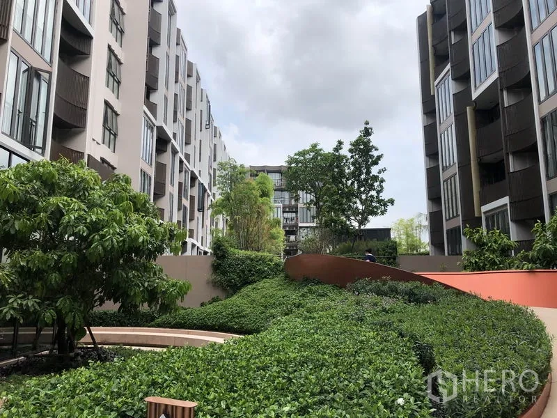 คอนโด ขายในWatthana, Bangkok - คอร์ทยาร์ดระหว่างอาคารโลว์ไรส์ ตกแต่งสวนและทางเดิน