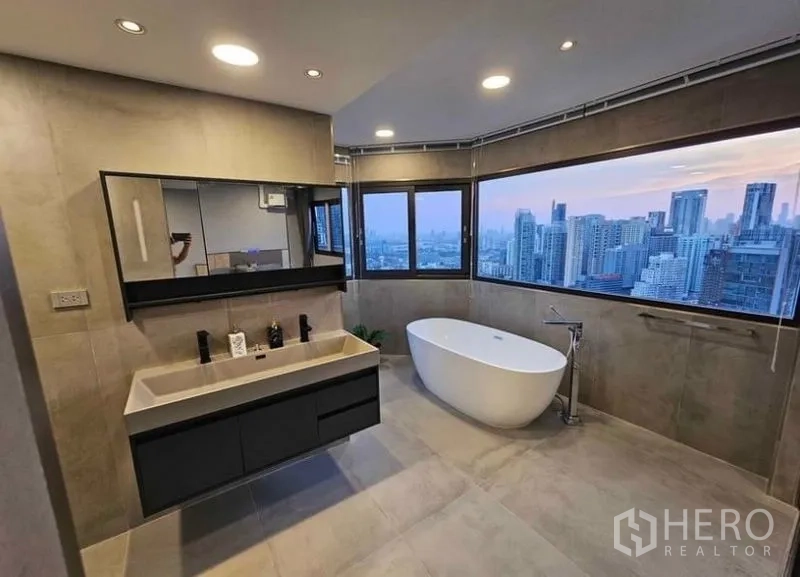 公寓 出租或出售 - 大套卫浴，双洗手台与浴缸，背景为城市全景