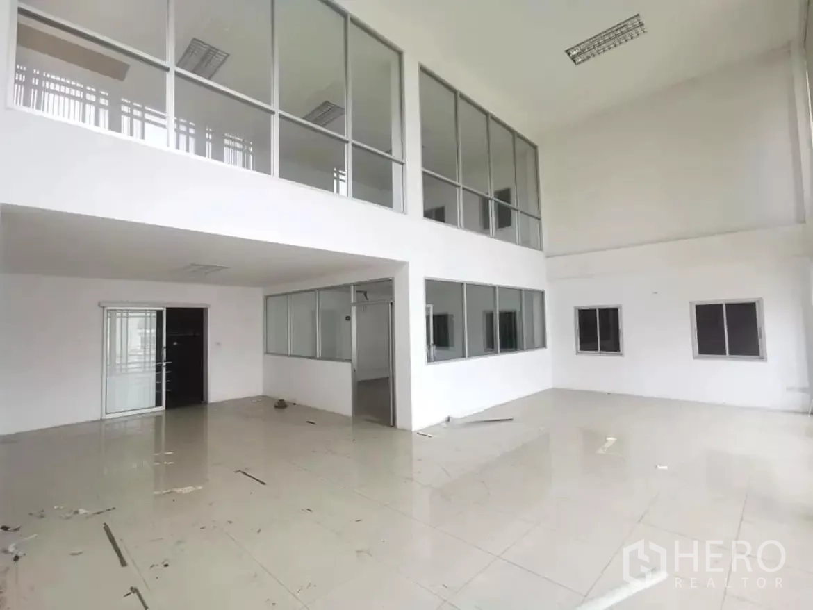 โรงงาน ให้เช่าในKhlong Toei, Bangkok - โถงสำนักงานเพดานสูง แบ่งห้องด้วยผนังกระจกและประตูบานเลื่อนภายในโกดัง
