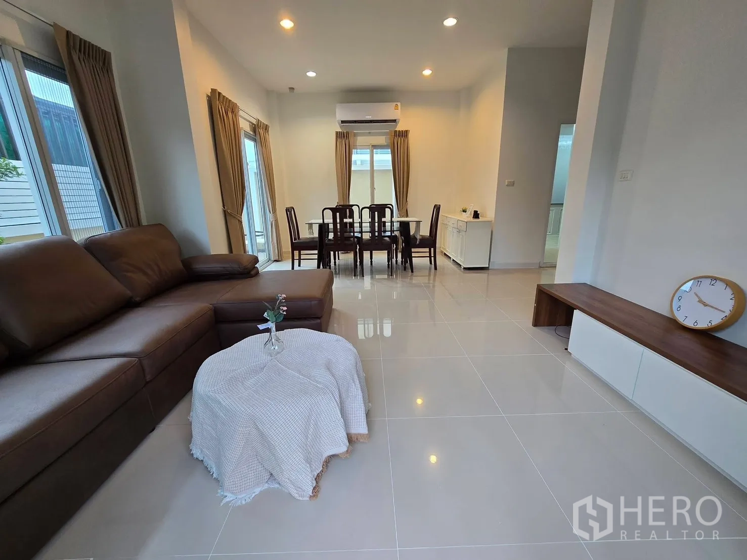 独栋房屋 for rent in Bang Phli, Samut Prakan - 开放式客餐厅，棕色L型沙发。