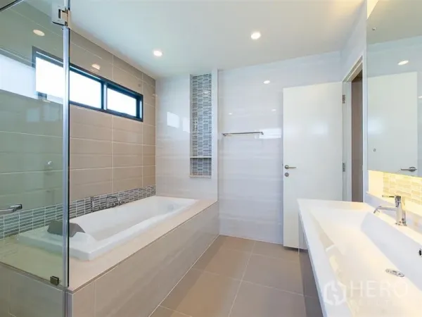 独立式住宅 出租或出售在Prawet, Bangkok - 现代卫浴，浴缸、玻璃淋浴间与双台盆