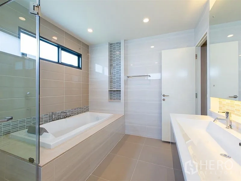 独立式住宅 出租或出售在Prawet, Bangkok - 现代卫浴，浴缸、玻璃淋浴间与双台盆