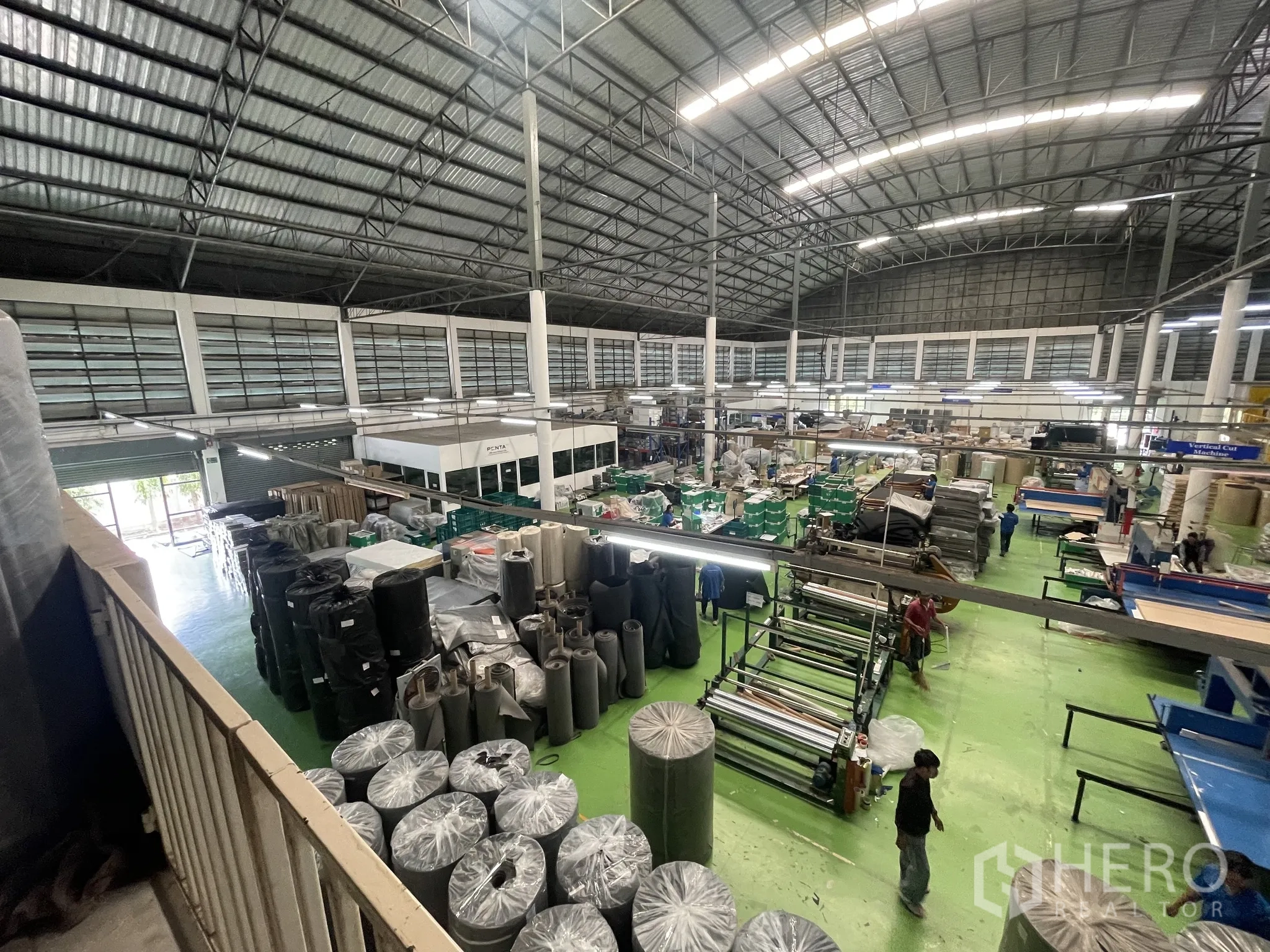Warehouse for sale in Lat Lum Kaeo, Pathum Thani - Wide‑angle view across production lines and material storage under the arched roof.