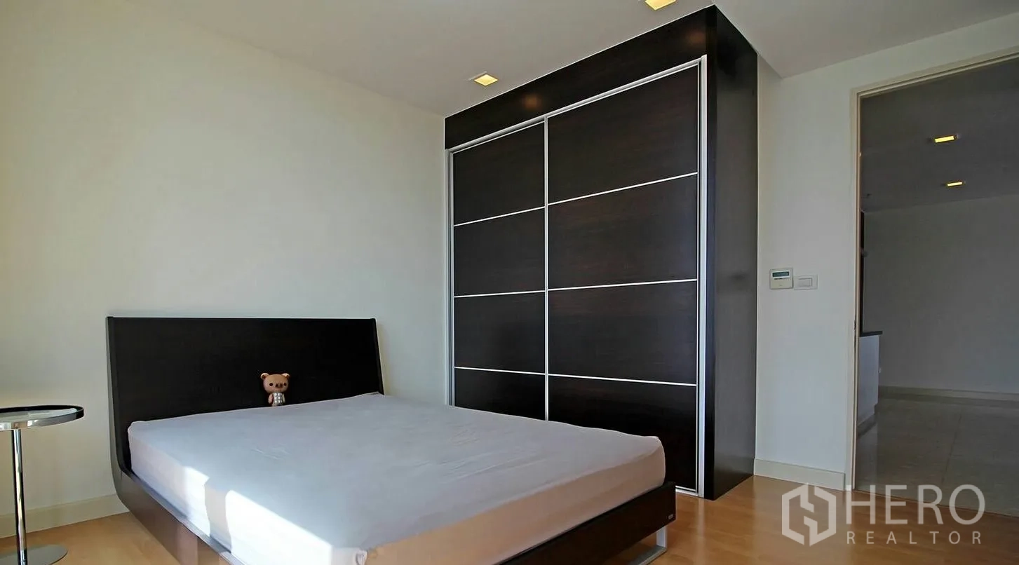 คอนโด ให้เช่าในKhlong Toei, Bangkok - ห้องนอนรองพร้อมตู้เสื้อผ้าบานเลื่อนสีเข้มและเตียงแพลตฟอร์ม