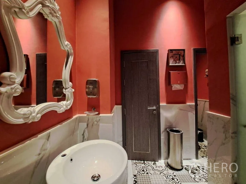 พื้นที่ขายปลีก ให้เช่าในWatthana, Bangkok - ห้องน้ำสไตล์โมเดิร์น ผนังสีแดง กรุกระเบื้องหินอ่อน กระจกกรอบลาย และอ่างล้างหน้าแบบถ้วย