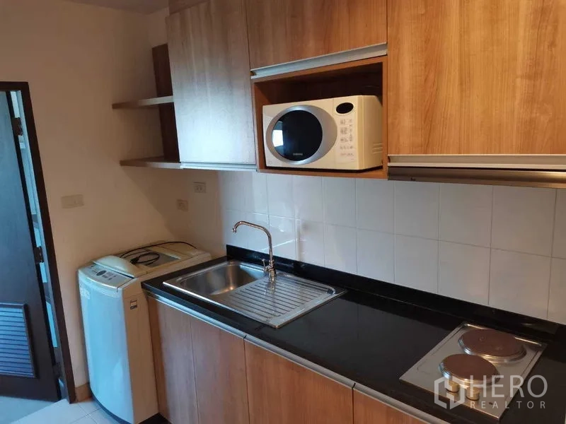 คอนโด ให้เช่าในKhlong Toei, Bangkok - ครัวแยกพร้อมตู้บิวท์อิน อ่างล้างจาน เตาไฟฟ้า ไมโครเวฟ และเครื่องซักผ้า