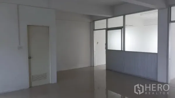 อาคารพาณิชย์ ให้เช่าในLam Luk Ka, Pathum Thani - พื้นที่โล่งพร้อมห้องกระจกกั้นเป็นออฟฟิศและประตูภายใน