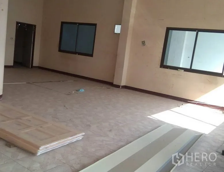 工厂 出租在Bang Phli, Samut Prakan - 办公室空间，瓷砖地面与窗户，可眺望生产区。