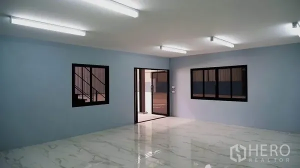 货栈 出租在Bueng Kum, Bangkok - 一层办公室或会议室，仿大理石地砖与多盏日光灯，带推拉玻璃门入口。
