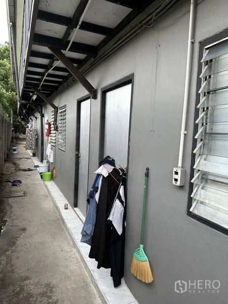 工厂 出租在Bang Bua Thong, Nonthaburi - 员工宿舍/辅助用房外走道与窗户。