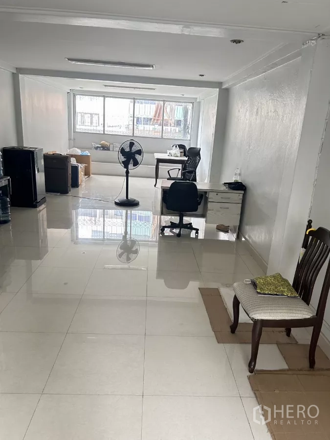 อาคารพาณิชย์ ให้เช่าหรือขายในHuai Khwang, Bangkok - พื้นที่โอเพ่นสเปซสว่าง พื้นกระเบื้องมันวาว พร้อมโต๊ะทำงานและหน้าต่างบานกว้าง
