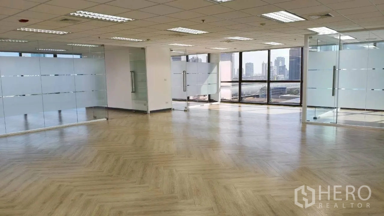 办公空间 for rent in Ratchathewi, Bangkok - 办公室内部，磨砂玻璃会议室与大面积窗景和木地板