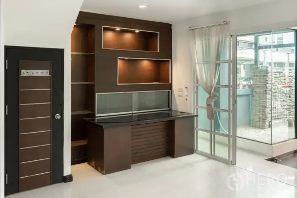 สำนักงานที่บ้าน ให้เช่าในLat Phrao, Bangkok - โถงชั้นล่างพร้อมตู้บิลท์อินไม้และประตูกระจกบานเลื่อน