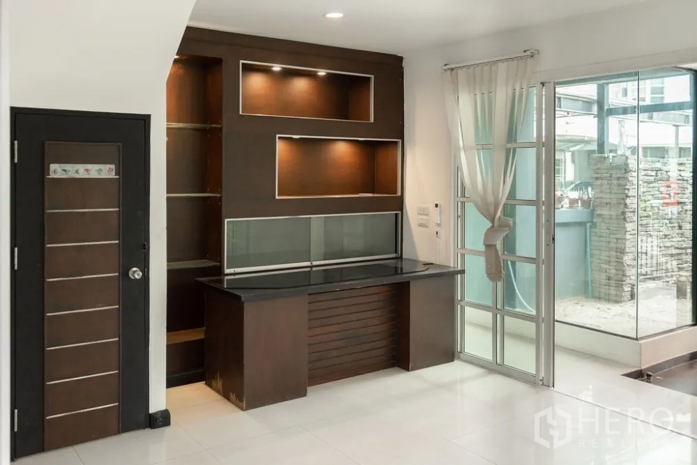 สำนักงานที่บ้าน ให้เช่าในLat Phrao, Bangkok - โถงชั้นล่างพร้อมตู้บิลท์อินไม้และประตูกระจกบานเลื่อน
