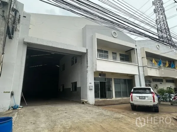 Factory for rent in Khlong Luang, Pathum Thani - Front elevation of the factory with driveway, loading apron and neighboring units.