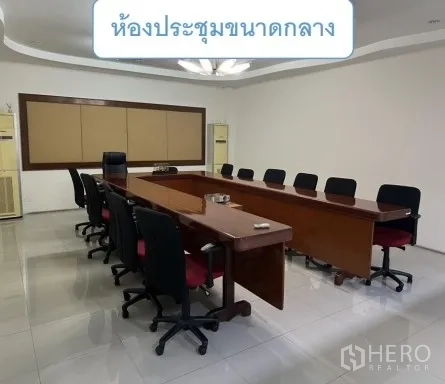 货栈 出租在Mueang Pathum Thani, Pathum Thani - 中型会议室，U形会议桌与转椅